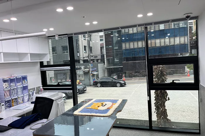 사생활보호필름 시공 전 통유리 노출