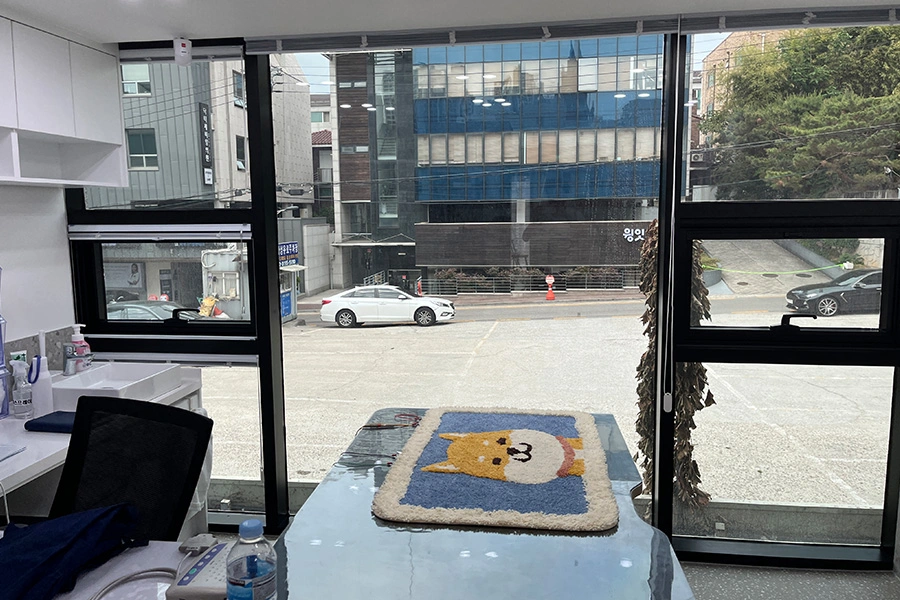 반려동물 케어센터 내부 데스크 창가