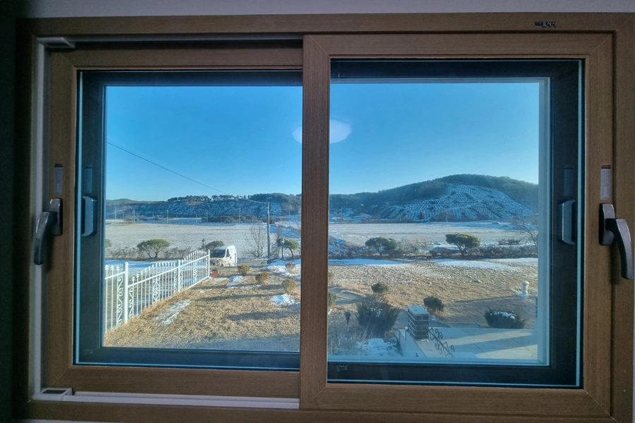 충남 전원주택 거실 창문 썬팅필름 시공 후 야산 전망