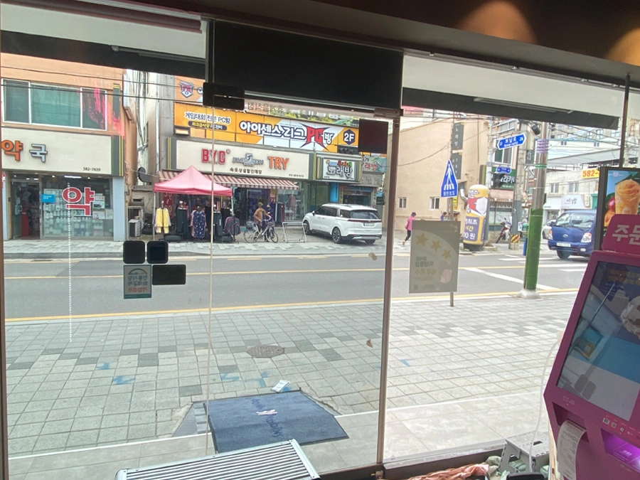 가평 상가 아이스크림 매장 통유리 창문 썬팅필름 시공 후 도로변 시야