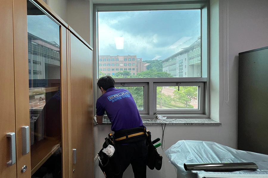 구미 대학교 창문 썬팅필름 재단 및 부착 작업