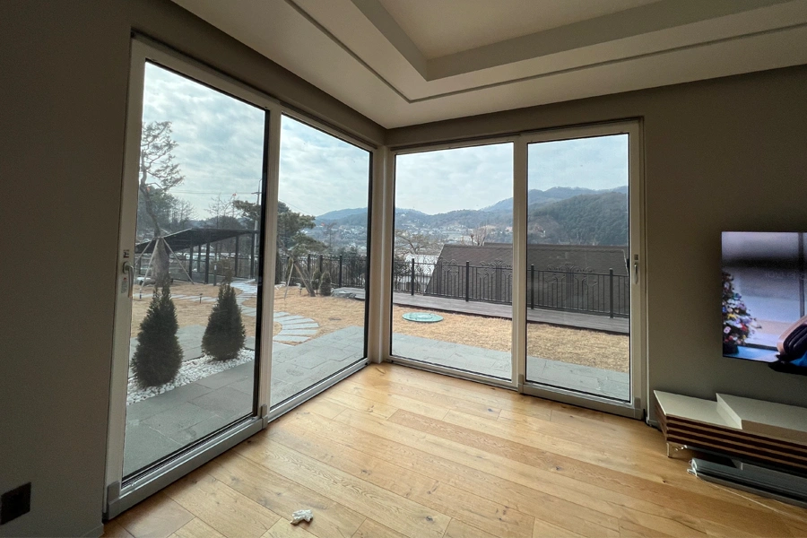 광명 전원주택 거실 코너창 산 조망 썬팅필름 시공