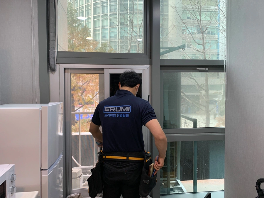 중구 내과 창문 단열필름 시공 후 창밖 전경