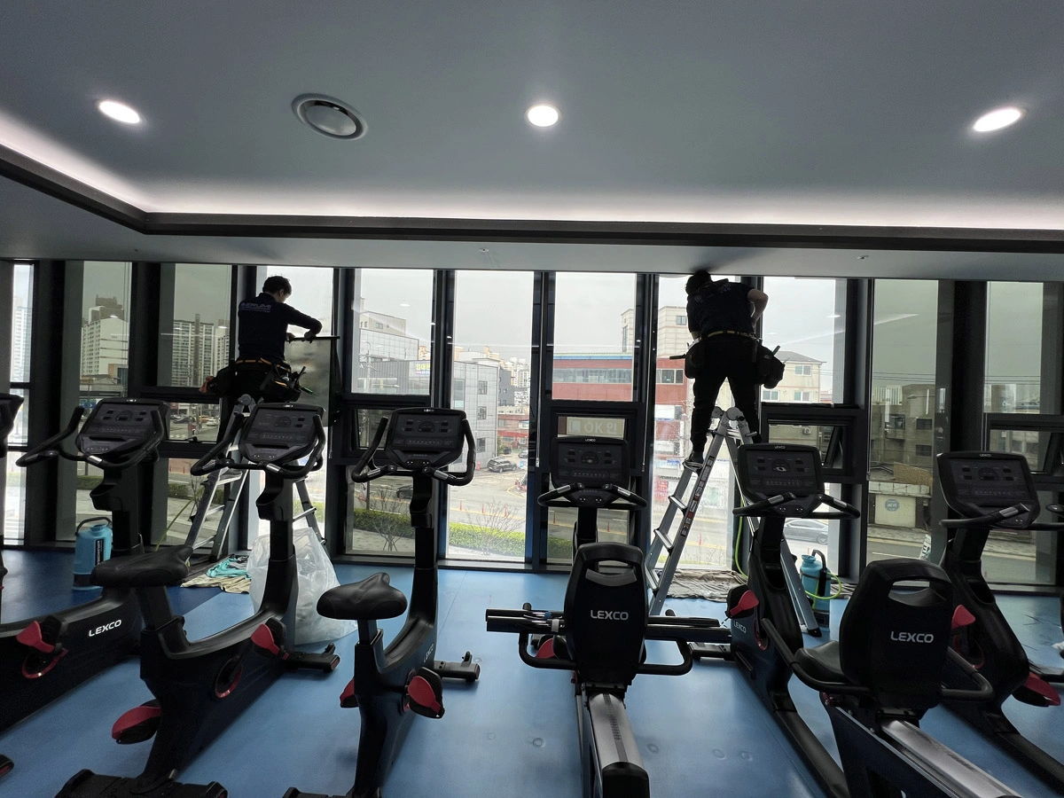 오산 오색문화센터 헬스장 창문 썬팅필름 시공 작업