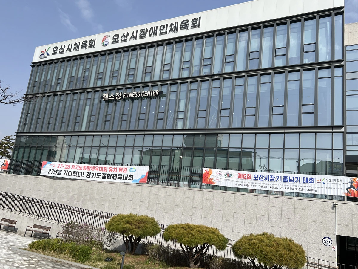 오산 오색문화센터 창문 썬팅필름 시공팀 사다리 작업