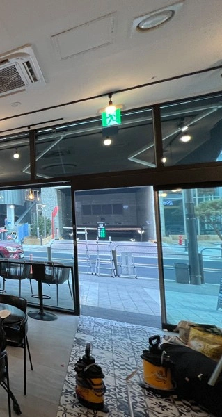 썬팅필름 시공된 카페 통유리 출입문
