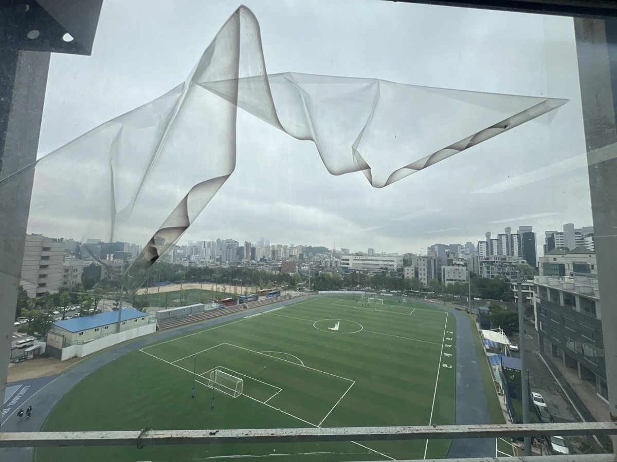 사무실 창문에 썬팅필름을 부착하는 작업 장면