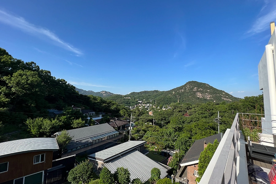 시공 후 통유리 너머로 보이는 산자락 전망