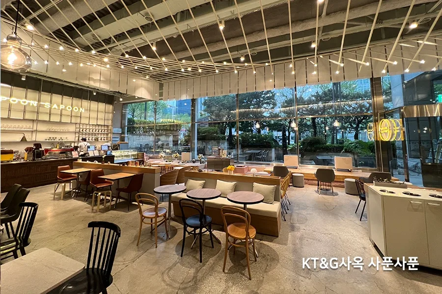 카페 통유리 넓은 내부 좌석과 조명