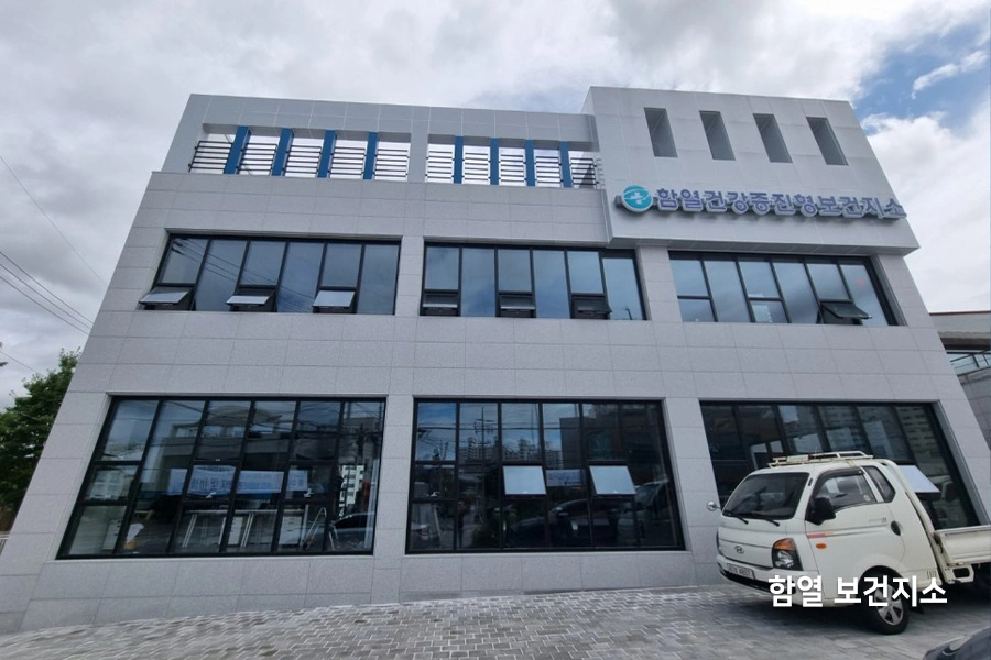 사무공간 통유리 창문에 시공한 썬팅필름 전경