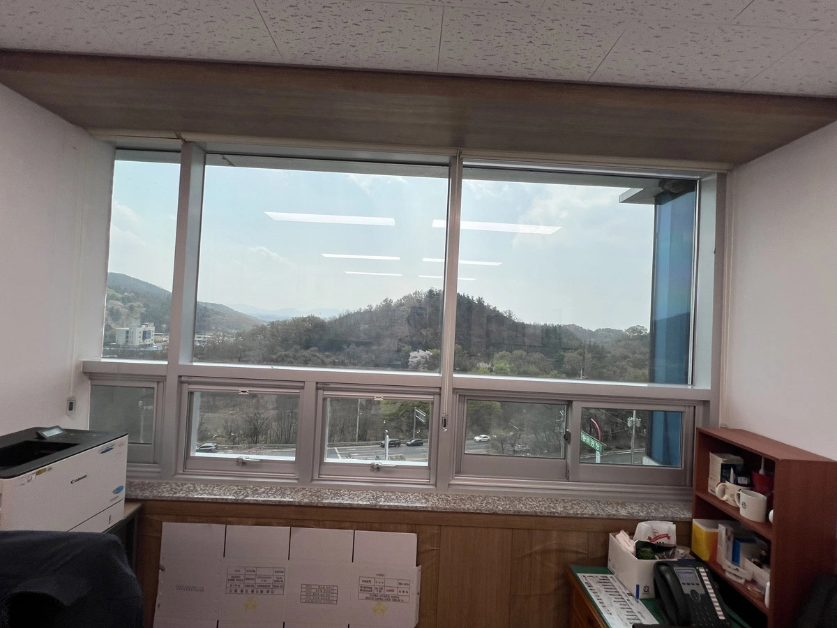 임원 라운지 창문 썬팅필름 시공이 완료된 깔끔한 실내 모습