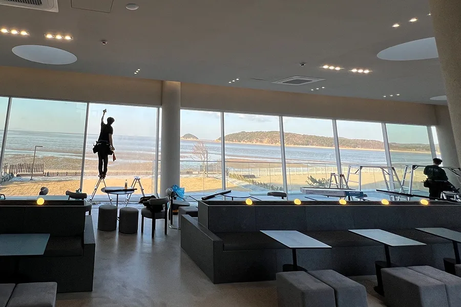 영종도 카페 창문에 썬팅필름을 부착하는 시공 기사